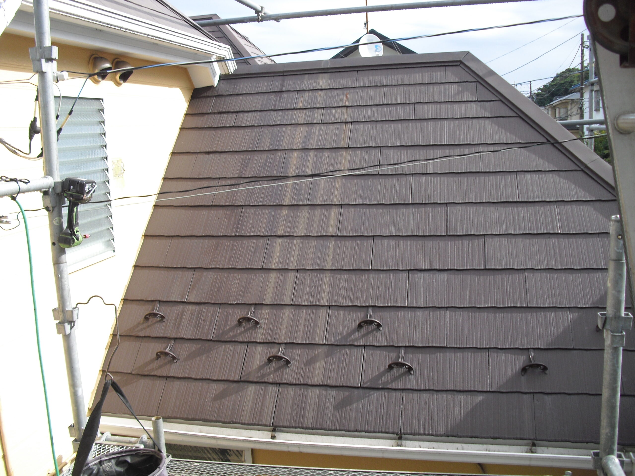 大田区にて雨漏り対策の屋根修理〈経年劣化のスレート屋根をカバー〉 施工前