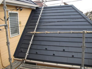 大田区にて雨漏り対策の屋根修理〈経年劣化のスレート屋根をカバー〉 施工後