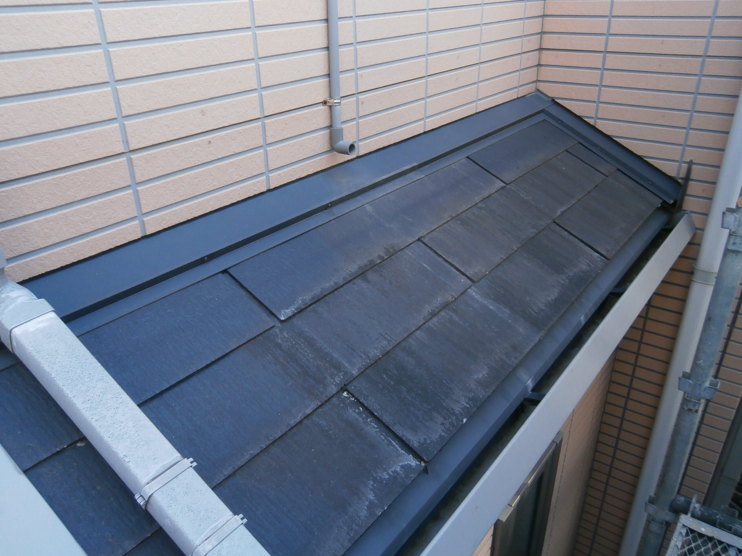 大田区にて雨漏り予防の屋根カバー工事〈２階の暑さも改善〉 施工前2