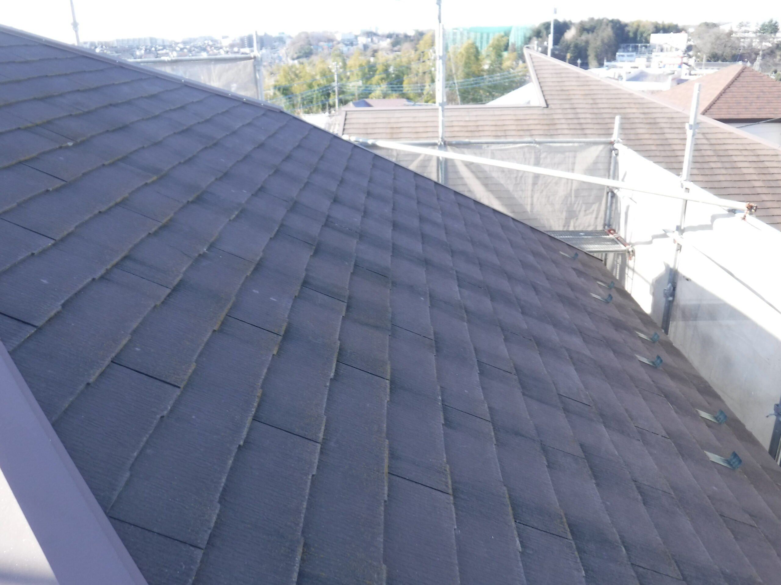 大田区にて雨漏り予防で屋根カバー工法〈苔・ひび割れ〉 施工前2