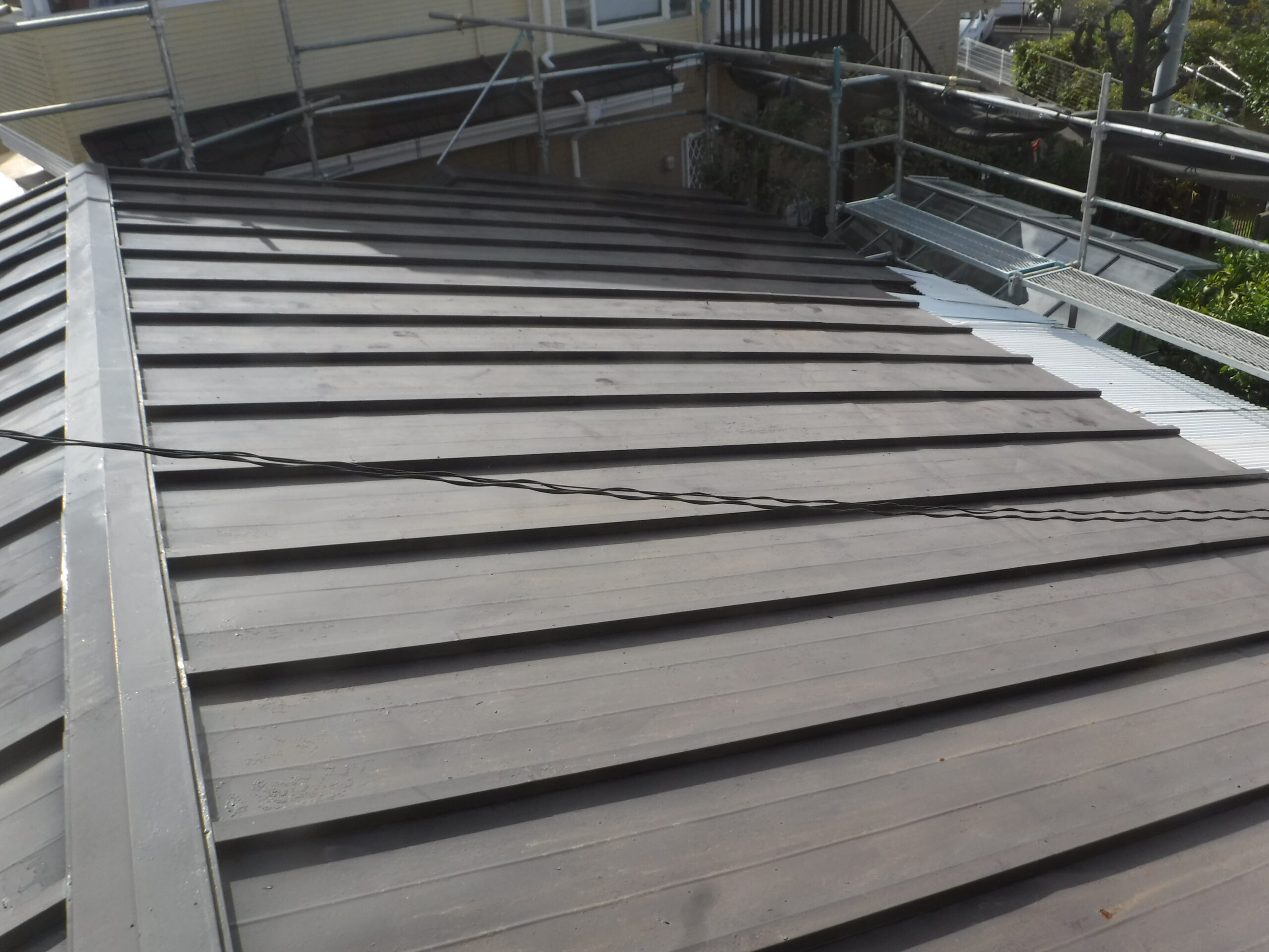 大田区にてトタン屋根のカバー工法〈高耐久ガルバリウム鋼板屋根材〉 施工前2