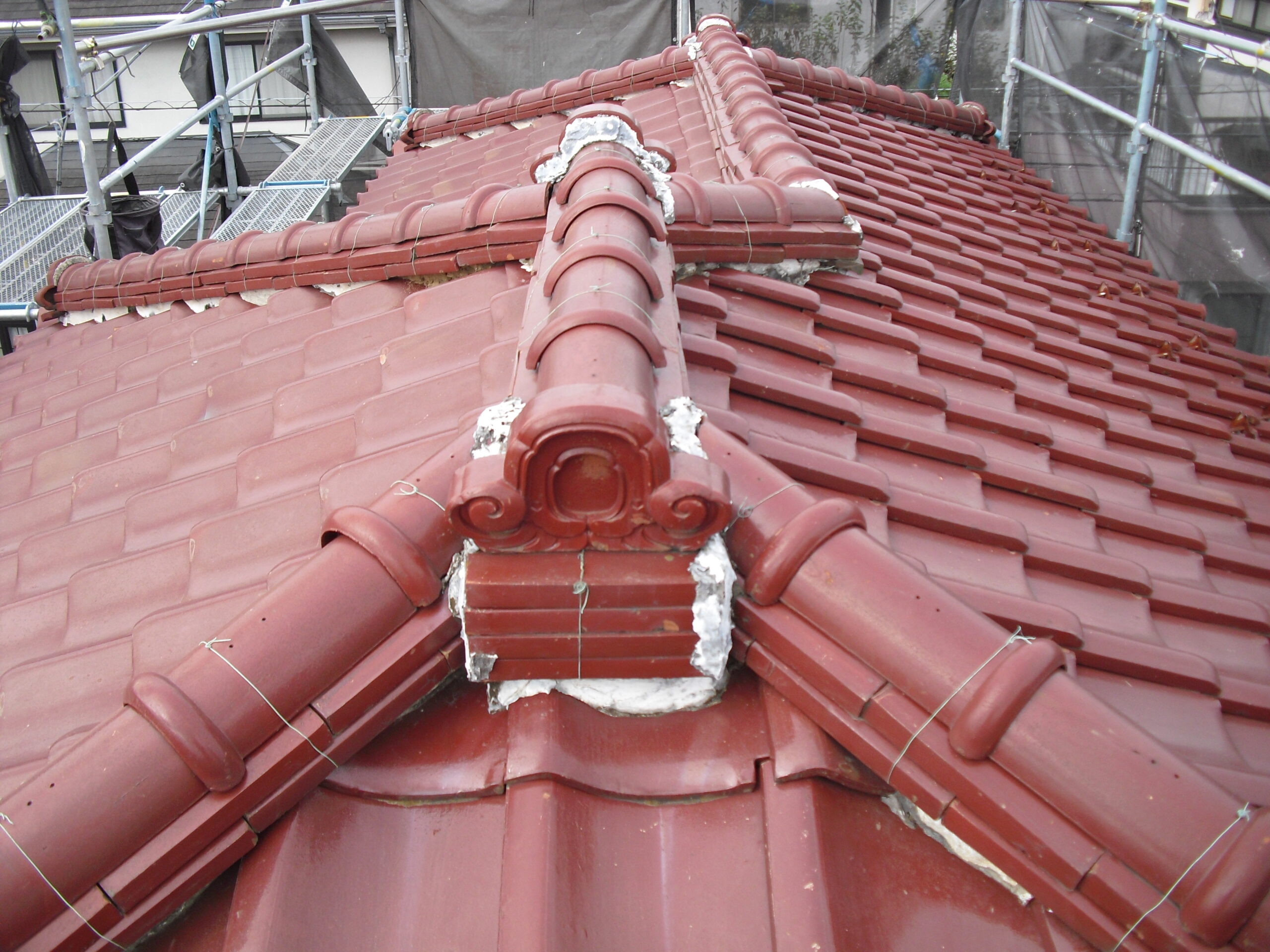 大田区にて雨漏り修理〈瓦から軽量屋根材に葺き替え〉 施工前