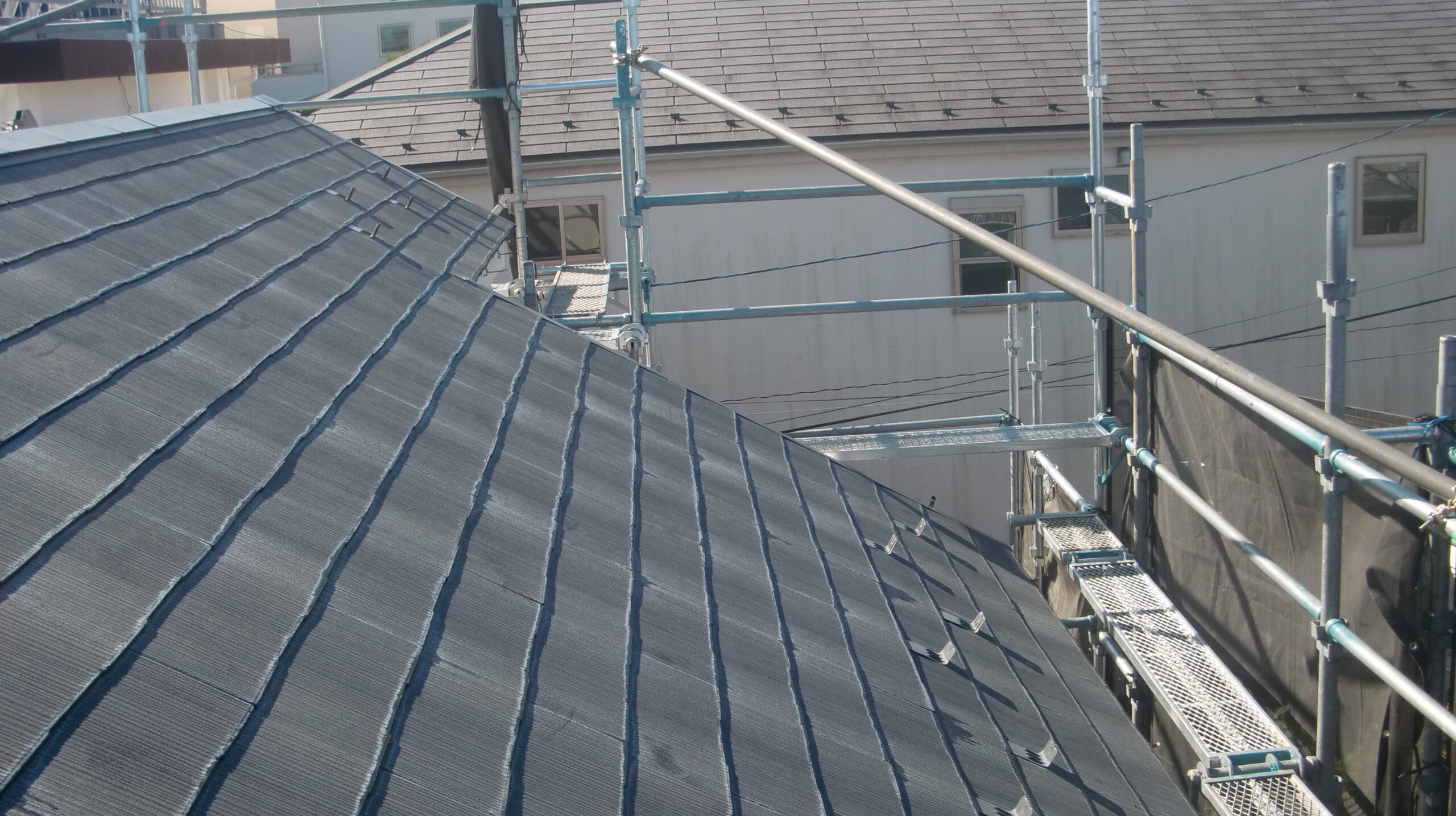 大田区にて屋根修理〈屋根のひび割れ・雨漏り予防のカバー工法〉 施工前